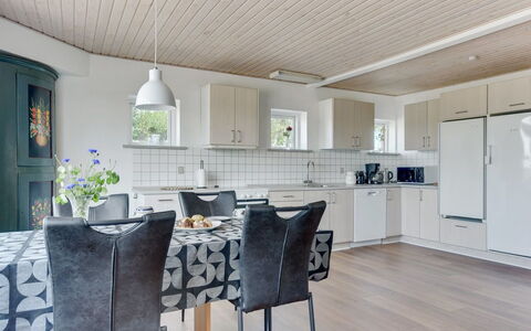 Iina - 13Km from the Sea: Meubles, Design Intérieur, Bois, Sol, Plafond, Sol, Table Cuisine Et Salle A Manger, Cuisine, Domicile, Comptoir