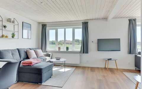 Iina - 13Km from the Sea: Sol, Design Intérieur, Bois, Sol, Plafond, Meubles, Parquet, Domicile, Pièce, Salon