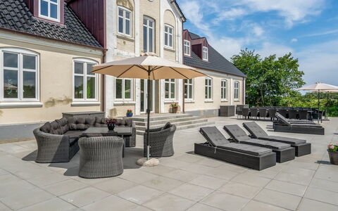 Niki - 15Km from the Sea: Bleu, Arbuste, Chalet, Couverture De Sol, Jardin, Biens, Ombre, Aménagement Paysager, Ferme, Eco Hôtel