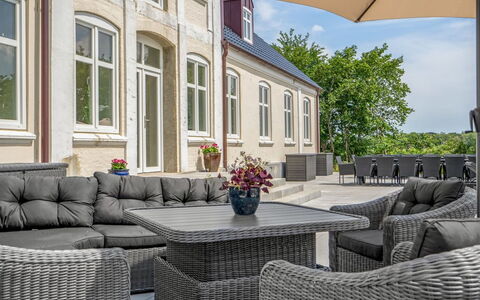 Niki - 15Km from the Sea: Bleu, Arbuste, Chalet, Couverture De Sol, Jardin, Biens, Ombre, Aménagement Paysager, Ferme, Eco Hôtel