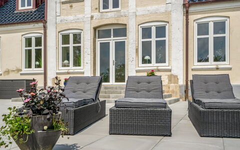 Niki - 15Km from the Sea: Bleu, Arbuste, Chalet, Couverture De Sol, Jardin, Biens, Ombre, Aménagement Paysager, Ferme, Eco Hôtel