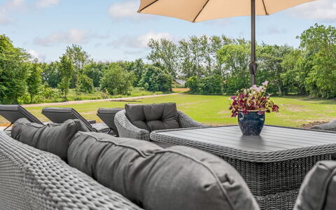 Niki - 15Km from the Sea: Bleu, Arbuste, Chalet, Couverture De Sol, Jardin, Biens, Ombre, Aménagement Paysager, Ferme, Eco Hôtel
