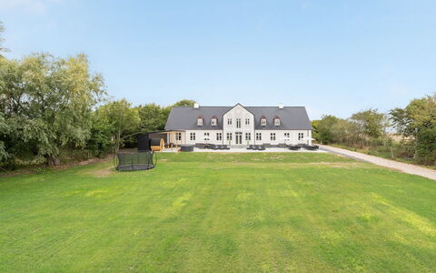 Niki - 15Km from the Sea: Bleu, Arbuste, Chalet, Couverture De Sol, Jardin, Biens, Ombre, Aménagement Paysager, Ferme, Eco Hôtel
