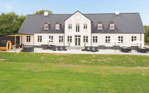 Niki - 15Km from the Sea: Bleu, Arbuste, Chalet, Couverture De Sol, Jardin, Biens, Ombre, Aménagement Paysager, Ferme, Eco Hôtel