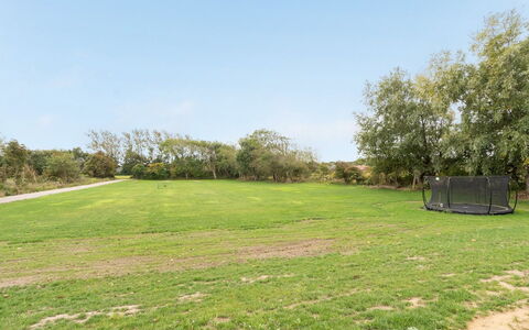 Niki - 15Km from the Sea: Bleu, Arbuste, Chalet, Couverture De Sol, Jardin, Biens, Ombre, Aménagement Paysager, Ferme, Eco Hôtel