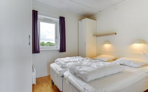 Sofija: Chambre, Lit, Drap De Lit, Literie, Plafond, Sol, Cadre De Lit, Matelas, Dortoir, Hôtel