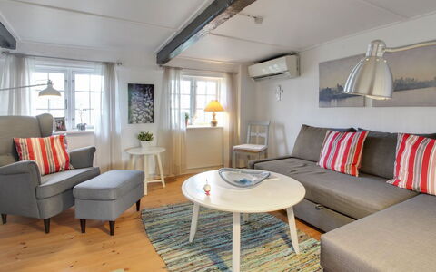 Segut: Meubles, Design Intérieur, Chaise, Sol, Table, Recours, Sol, Plafond, Pièce, Eco Hôtel