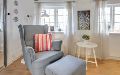 Segut: Meubles, Design Intérieur, Chaise, Sol, Table, Recours, Sol, Plafond, Pièce, Eco Hôtel