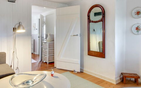 Segut: Meubles, Design Intérieur, Chaise, Sol, Table, Recours, Sol, Plafond, Pièce, Eco Hôtel