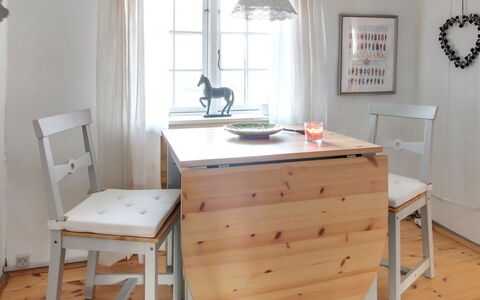 Segut: Meubles, Design Intérieur, Chaise, Sol, Table, Recours, Sol, Plafond, Pièce, Eco Hôtel
