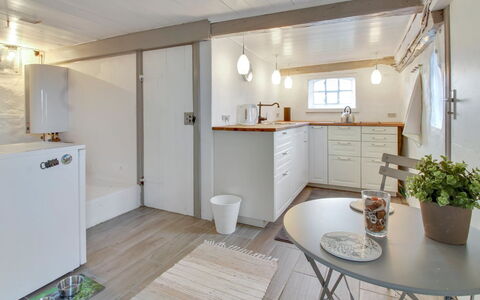Segut: Meubles, Design Intérieur, Chaise, Sol, Table, Recours, Sol, Plafond, Pièce, Eco Hôtel