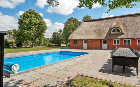 Alitta - 27Km from the Sea: Toit, Domicile, Chalet, Siding, Ombre, Ferme, Biens, Allée, Batiments Jardin, Cour