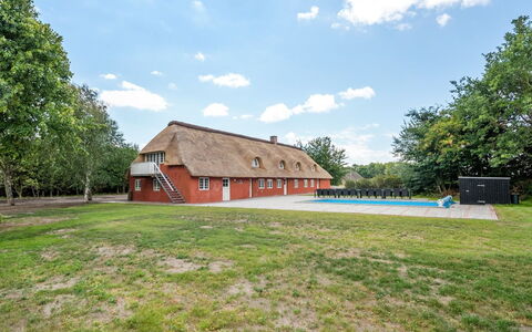 Alitta - 27Km from the Sea: Toit, Domicile, Chalet, Siding, Ombre, Ferme, Biens, Allée, Batiments Jardin, Cour