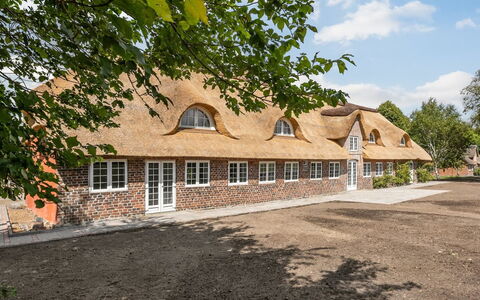 Alitta - 27Km from the Sea: Toit, Maison, Lot Terre, Domicile, Chalet, Biens, Batiments Jardin, Ombre, Cabane En Rondins, Aménagement Paysager
