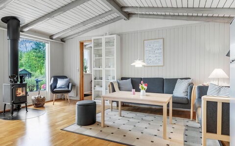 Saima - 25Km from the Sea: Meubles, Design Intérieur, Sol, Bois, Sol, Canapé, Salon, Table, Plafond, Pièce