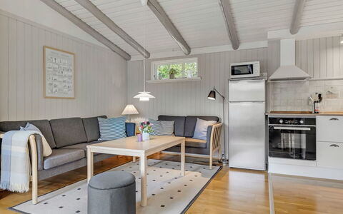 Saima - 25Km from the Sea: Sol, Bois, Meubles, Design Intérieur, Sol, Pièce, Canapé, Salon, Plafond, Parquet