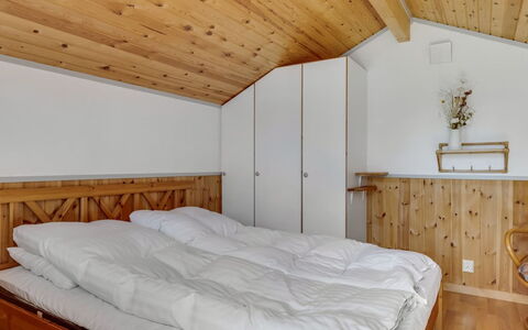 Saima - 25Km from the Sea: Meubles, Bois, Design Intérieur, Plafond, Lit, Chambre, Sol, Sol, Pièce, Linge