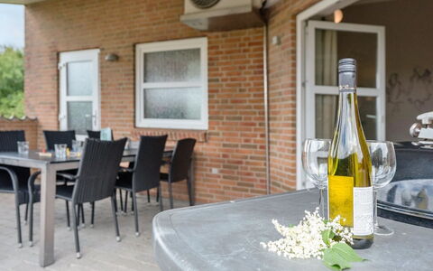Najdenka - 25Km from the Sea: Toit, Maison, Domicile, Chalet, Porte, Siding, Biens, Pelouse, Cour, Porche