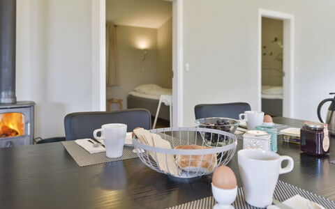 Najdenka - 25Km from the Sea: Toit, Maison, Domicile, Chalet, Porte, Siding, Biens, Pelouse, Cour, Porche