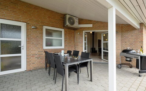 Najdenka - 25Km from the Sea: Toit, Maison, Domicile, Chalet, Porte, Siding, Biens, Pelouse, Cour, Porche