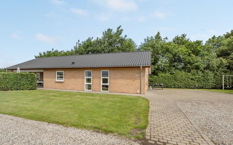 Najdenka - 25Km from the Sea: Toit, Maison, Domicile, Chalet, Porte, Siding, Biens, Pelouse, Cour, Porche