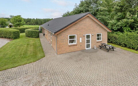 Najdenka - 25Km from the Sea: Toit, Maison, Domicile, Chalet, Porte, Siding, Biens, Pelouse, Cour, Porche