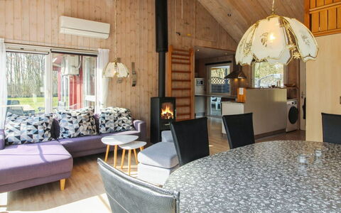 Edy - 25Km from the Sea: Bois, Design Intérieur, Plafond, Luminaire, Meubles, Salon, Domicile, Pièce, Chalet, Lustre
