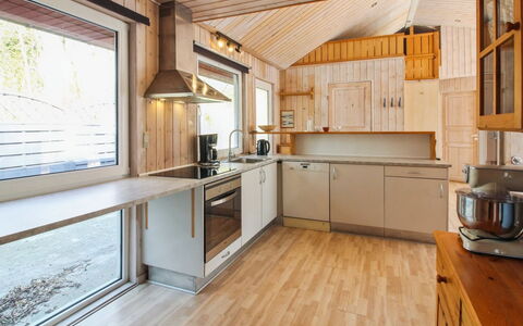 Edy - 25Km from the Sea: Bois, Cuisine, Plafond, Comptoir, Domicile, Design Intérieur, Luminaire, Pièce, Appareil De Cuisine, Tache De Bois
