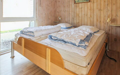 Edy - 25Km from the Sea: Lit, Chambre, Meubles, Drap De Lit, Literie, Sol, Sol, Design Intérieur, Bois, Pièce