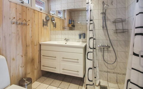 Edy - 25Km from the Sea: Sol, Luminaire Plomberie, Salle De Bains, Design Intérieur, Sol, Bois, Évier, Lavabo, Robinet, Plomberie