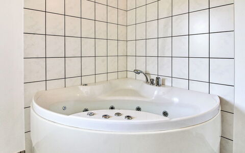 Jani - 25Km from the Sea: Baignoire, Luminaire Plomberie, Salle De Bains, Sol, Design Intérieur, Sol, Plomberie, Robinet, Pièce