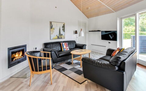 Jani - 25Km from the Sea: Bois, Canapé, Sol, Design Intérieur, Salon, Plafond, Sol, Pièce, Parquet