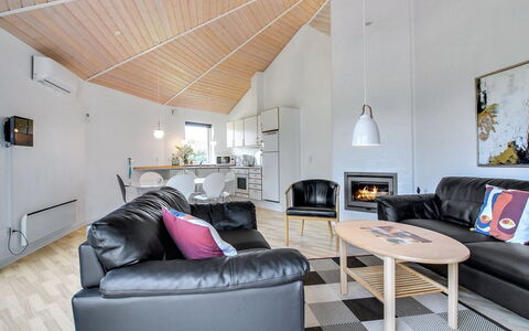 Jani - 25Km from the Sea: Design Intérieur, Meubles, Sol, Plafond, Bois, Canapé, Salon, Sol, Pièce, Éclairage