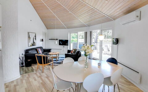 Jani - 25Km from the Sea: Design Intérieur, Sol, Meubles, Bois, Plafond, Sol, Parquet, Éclairage, Salon, Chaise