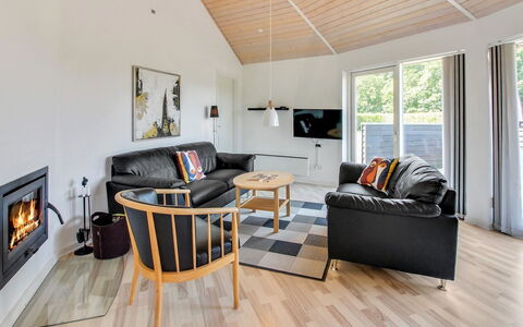 Jani - 25Km from the Sea: Bois, Design Intérieur, Sol, Salon, Plafond, Sol, Canapé, Meubles, Domicile