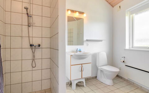 Jani - 25Km from the Sea: Luminaire Plomberie, Mur, Sol, Sol, Bois, Design Intérieur, Lavabo, Plafond, Évier, Salle De Bains