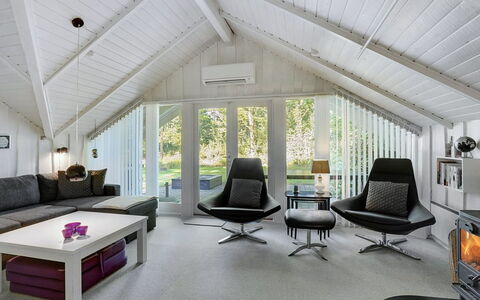 Jaakoppi - 25Km from the Sea: Meubles, Design Intérieur, Canapé, Plafond, Sol, Salon, Sol, Domicile, Éclairage, Pièce
