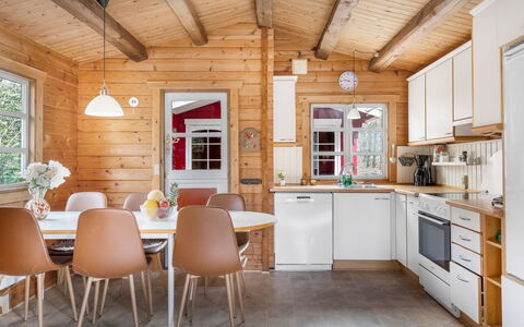 Rasmus - 29Km from the Sea: Bois, Cuisine, Design Intérieur, Meubles, Plafond, Domicile, Comptoir, Sol, Table Cuisine Et Salle A Manger, Pièce