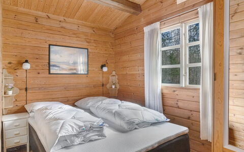 Rasmus - 29Km from the Sea: Bois, Domicile, Chalet, Cabane En Rondins, Tache De Bois, Dur, Planche, Chambre, Plafond, Lit