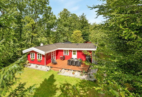 Rasmus - 29Km from the Sea: Herbe, Bâtiment, Maison, Toit, Domicile, Zone Résidentielle, Chalet, Lot Terre, Zone Rurale, Pelouse