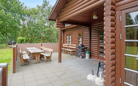 Frederica - 30Km from the Sea: Domicile, Chalet, Porche, Dur, Siding, Plate-Forme, Ombre, Planche, Biens, Batiments Jardin