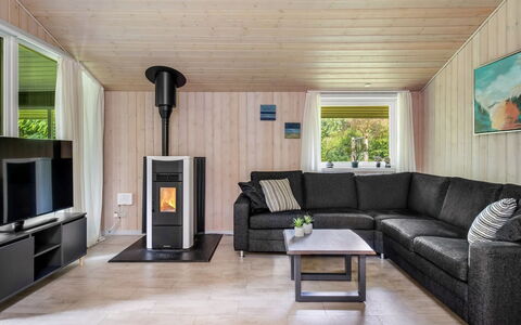 Jutta - 28Km from the Sea: Sol, Bois, Design Intérieur, Sol, Parquet, Meubles, Canapé, Plafond, Salon, Dur
