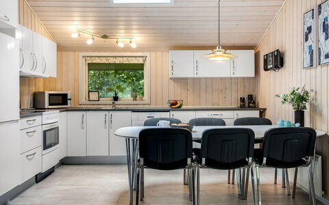 Jutta - 28Km from the Sea: Bois, Cuisine, Design Intérieur, Meubles, Plafond, Table Cuisine Et Salle A Manger, Appareil De Cuisine, Domicile, Comptoir, Pièce