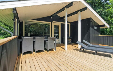 Jutta - 28Km from the Sea: Bois, Parquet, Dur, Plate-Forme, Tache De Bois, Planche, Porche, Ombre, Lumber, Structure En Plein Air