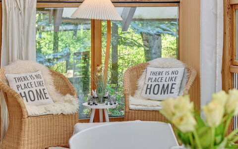 Swenki - 29Km from the Sea: Meubles, Design Intérieur, Bois, Chaise, Éclairage, Domicile, Plafond, Pièce, Sol, Salon
