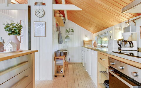 Swenki - 29Km from the Sea: Design Intérieur, Sol, Bois, Meubles, Plafond, Sol, Cuisine, Comptoir, Luminaire, Éclairage