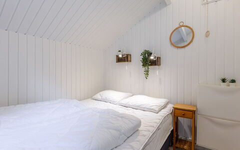 Swenki - 29Km from the Sea: Chambre, Mur, Bois, Lit, Sol, Drap De Lit, Design Intérieur, Literie, Sol, Plafond