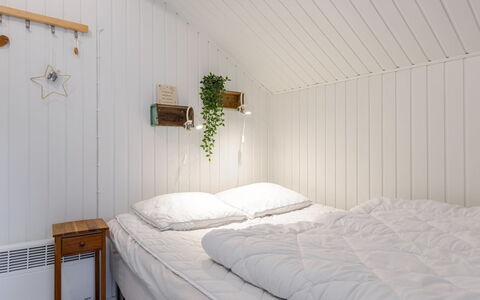Swenki - 29Km from the Sea: Chambre, Lit, Bois, Literie, Drap De Lit, Design Intérieur, Sol, Plafond, Sol, Linge