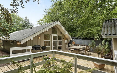 Swenki - 29Km from the Sea: Meubles, Design Intérieur, Chaise, Sol, Table, Recours, Sol, Plafond, Pièce, Eco Hôtel