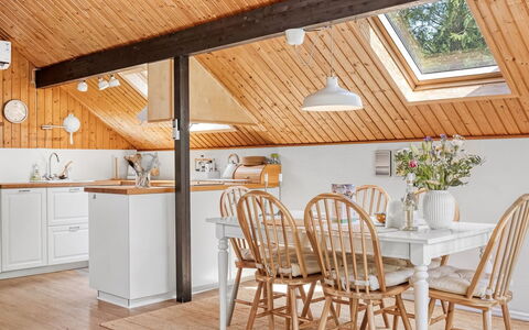 Hilla - 31Km from the Sea: Meubles, Design Intérieur, Bois, Sol, Plafond, Luminaire, Cuisine, Éclairage, Sol, Parquet